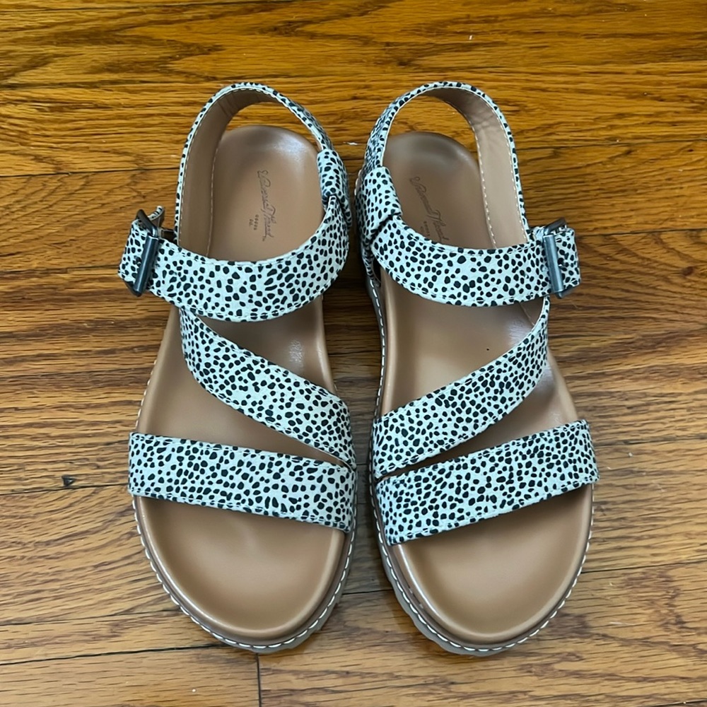 Universal Thread Sandals